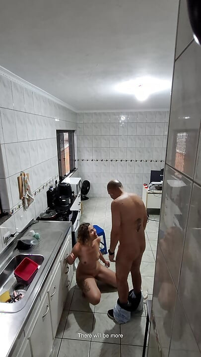 A empregada concordou em ficar nua e receber uma ejaculação no rosto.