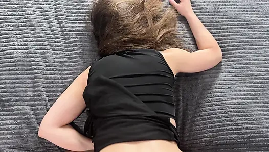 Ateşli laura erkek arkadaşını fışkırtma noktasına kadar sikiyor. Laura erkek arkadaşını takma yarakla sikiyor.