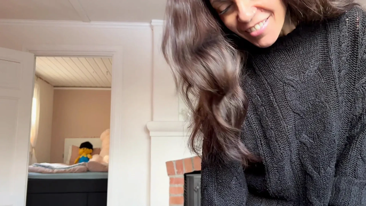 Heiße milf mit erstaunlichen natürlichen titten reitet und nimmt nach einem zungenanal das sperma in den mund