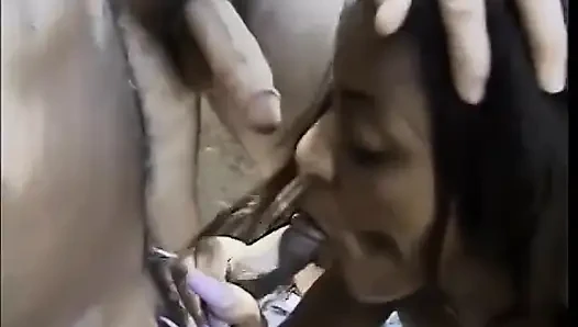 Cewek kulit hitam panas mendapatkan kontol putih untuk mengguncang pantatnya