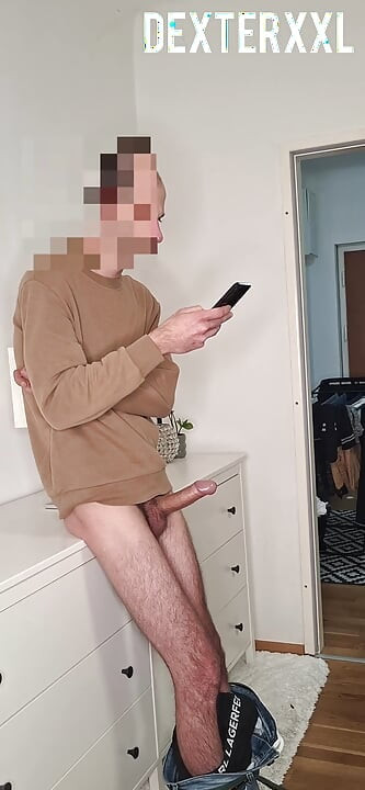 Un ragazzo magro sexy con un grande cazzo. Fatti sedurre dal culo paffuto del patrigno