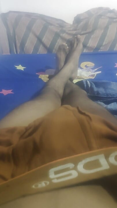 sauteli bahan mere ko apne haath men pakar rahi hai aur hila rahi hai