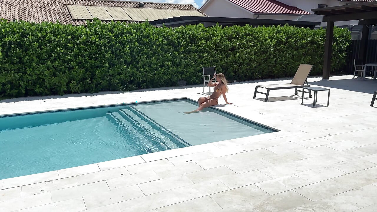 Lily Phillips follada junto a la piscina por Jmac