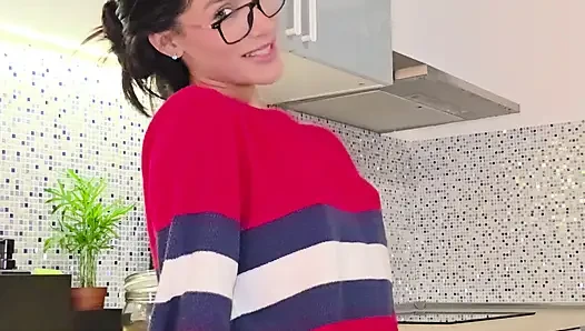 Saya Akan Membuat Sarapan Dan Saya Berakhir Dengan Masturbasi Pagi Basah Di Dapur