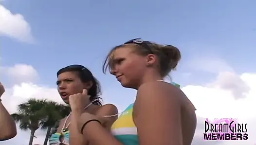 Tiga cewek seksi bugil saat liburan di pantai