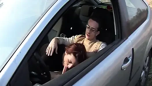 Dövmeli orta yaşlı seksi kadın arabada sakso çekiyor ve yatakta sikiliyor