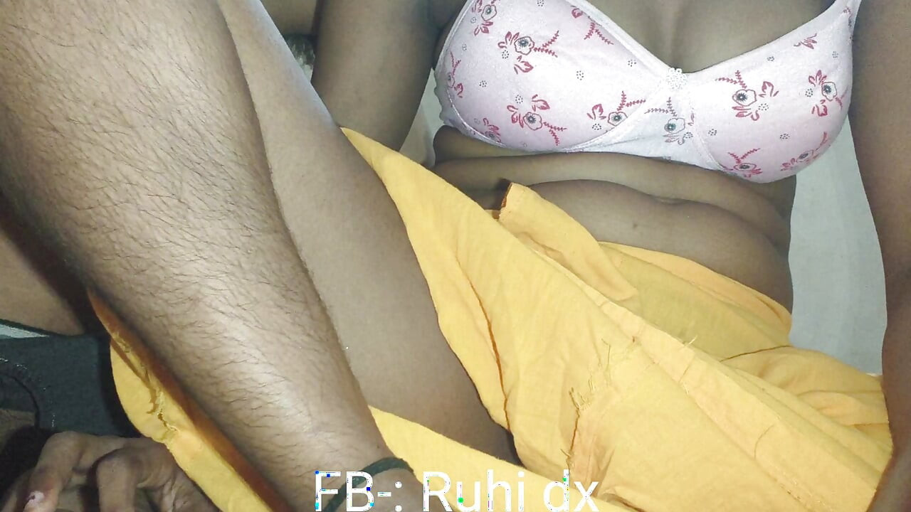 Kapde badalte waqt apni bahen ko dekha aur usne bula ke sex kiya
