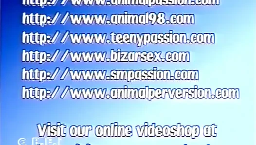 Teeny Throne трахает хуй ее тугое очко