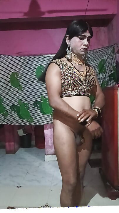 Madhuri bhabhi apni gand me do egg dalikali sari pehenkar