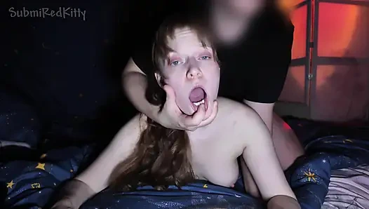 Çoraplı sevimli kızıl saçlı kız sıkı küçük deliğinden sertçe sikiliyor