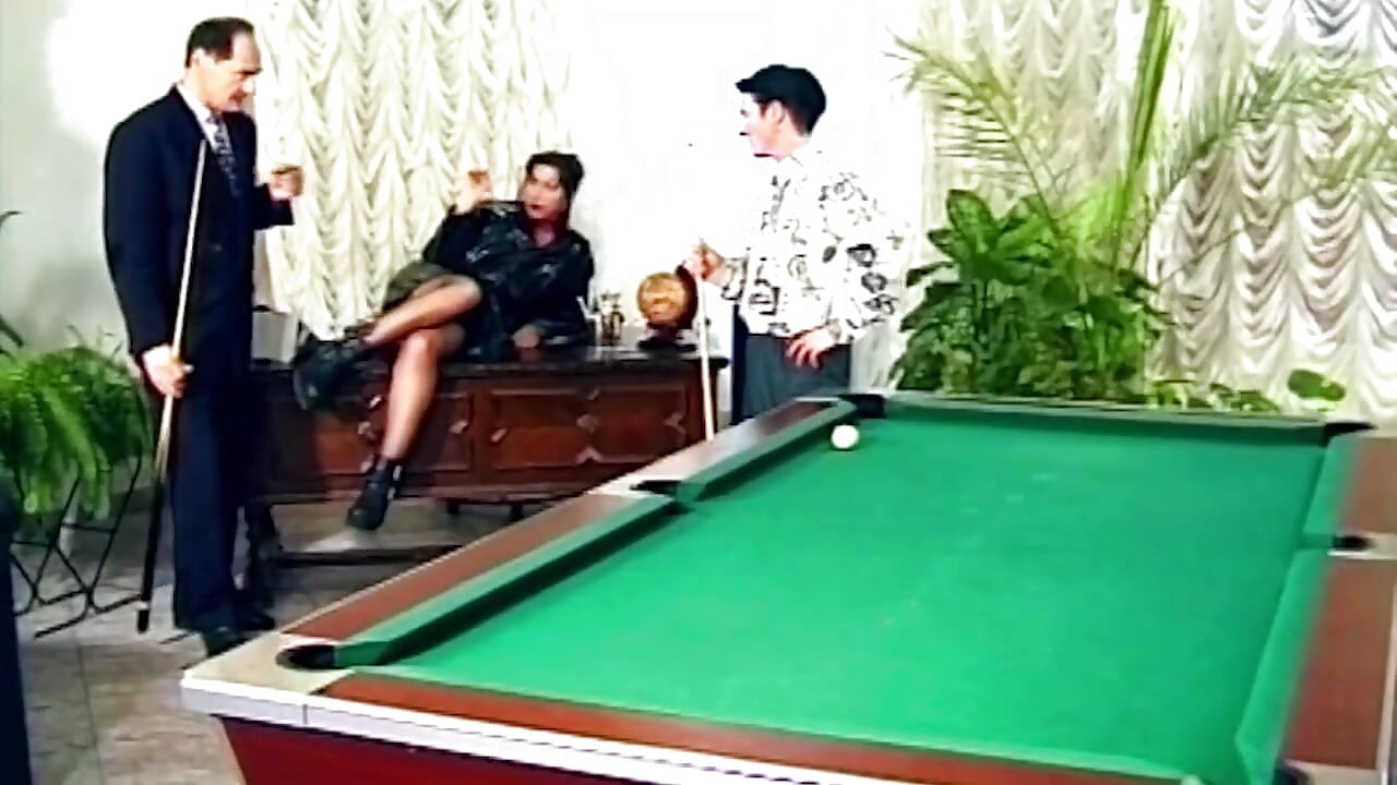 책상과 당구대에서 따먹히는 빨간 드레스를 입은 갈색 머리