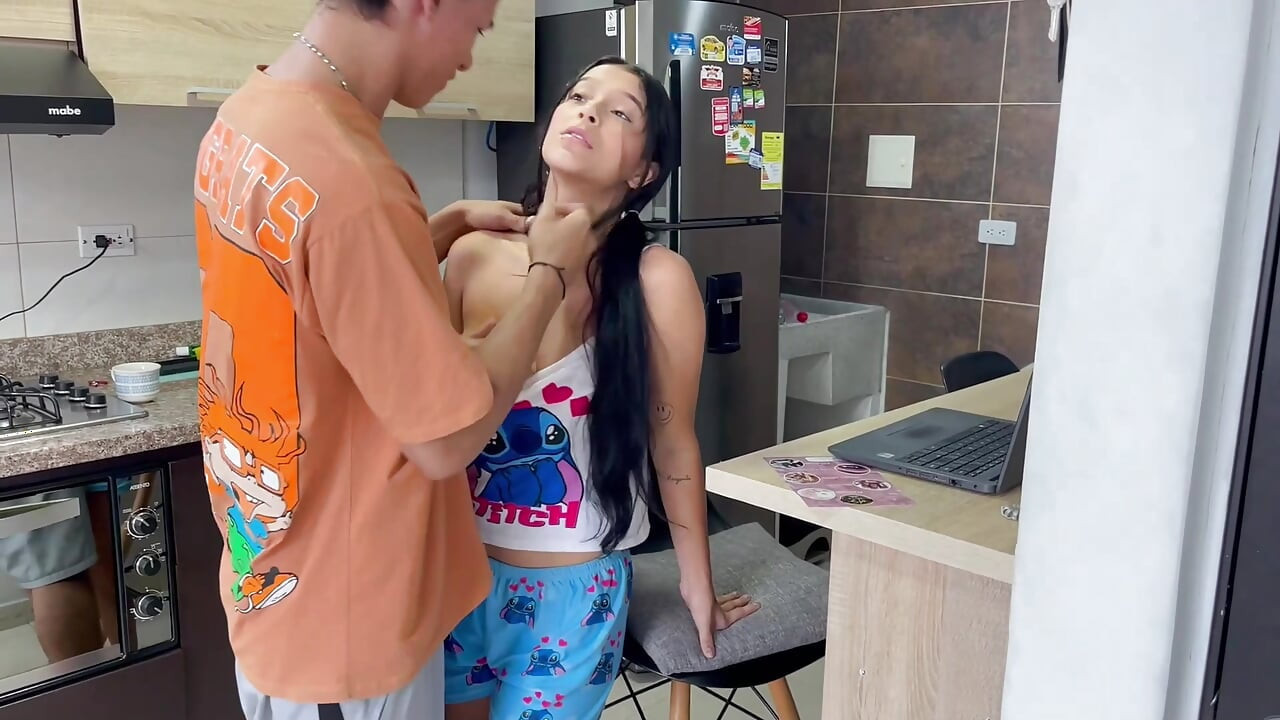 Tímida meia-irmã de 18 anos acorda seu meio-irmão para lhe dar um bom boquete e deixá-lo se vingar