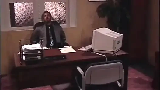 Schönes asiatisches mädchen mit großen möpsen fickt muschi zu dritt im büro