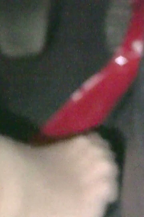 Pedalada Leve e Lenta com Flats Vermelhos de Verniz e Calça Vermelha