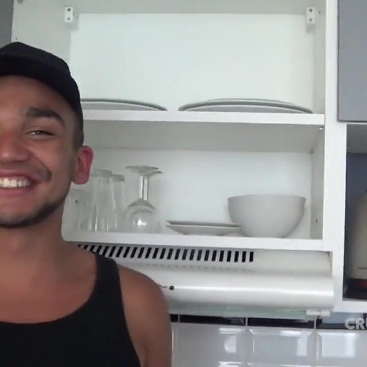 Latino momak zaprosi svog prijatelja da mu popuši kurac