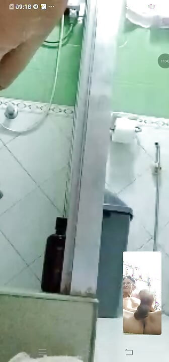 Vídeo completo: ela toma banho e depois fazemos punheta para nosso prazer