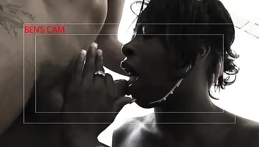 Rbony menunjukkan bakat mengisapnya ke kamera selama threesome