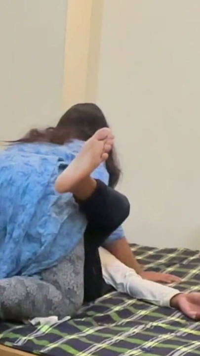 Hırsız teyzenin odasına giriyor ve onu bağlamaya çalışıyor ama onu yakaladı ve bağladı, sonra sikiyor ve hırsızdan sert anal sikişiyor | Klip 1