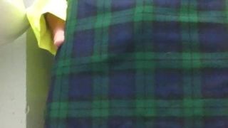 Masturbandome en mi falda escocesa
