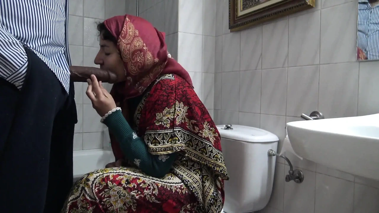 库尔德奶奶吮吸让非洲移民射在她成熟的嘴里