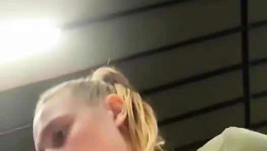 Cewek sange ini ngentot memeknya habis-habisan di gym