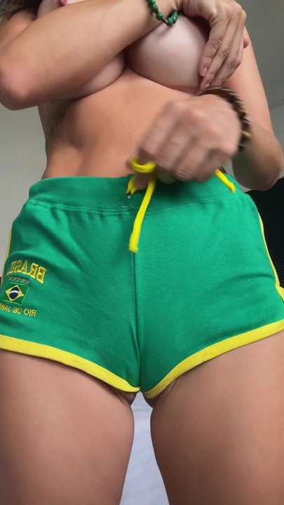 Tight shorts revealing the camel toe 🐪
