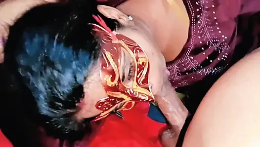 Cewek itu memuja kontolku sampai aku crot di mulutnya