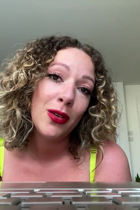 Micul secret murdar al mamei vitrege uriașe