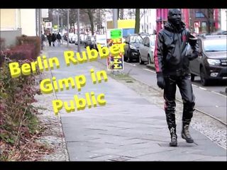Berlin rubber gimp in het openbaar