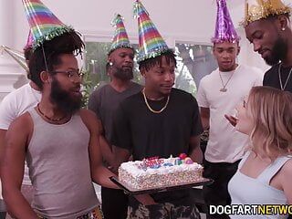 Coco Lovelock получает 11 больших черных членов на сюрприз на день рождения