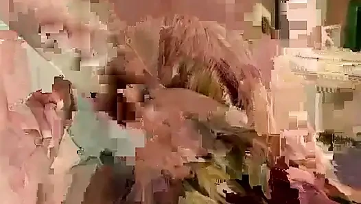 Pejantan terangsang menyukainya saat dia disedot kontol kerasnya setelah dijilat pantatnya