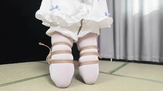 Xr24-a Girl Wearing White Clothes and White Stockings Was Hung up and Bondage Tickling
