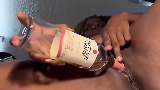 Getränk in meine große muschi gießen, squirtet