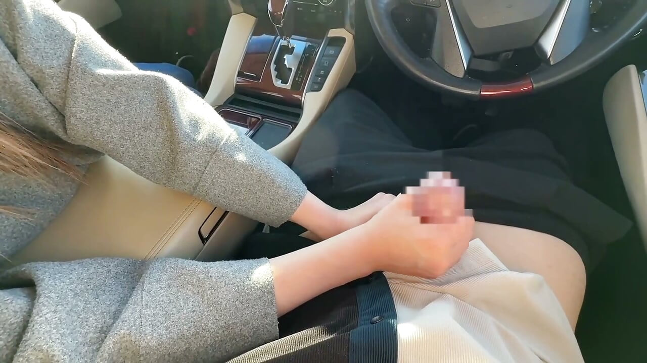 仕事中でも手と口で射精させてくれる美人妻
