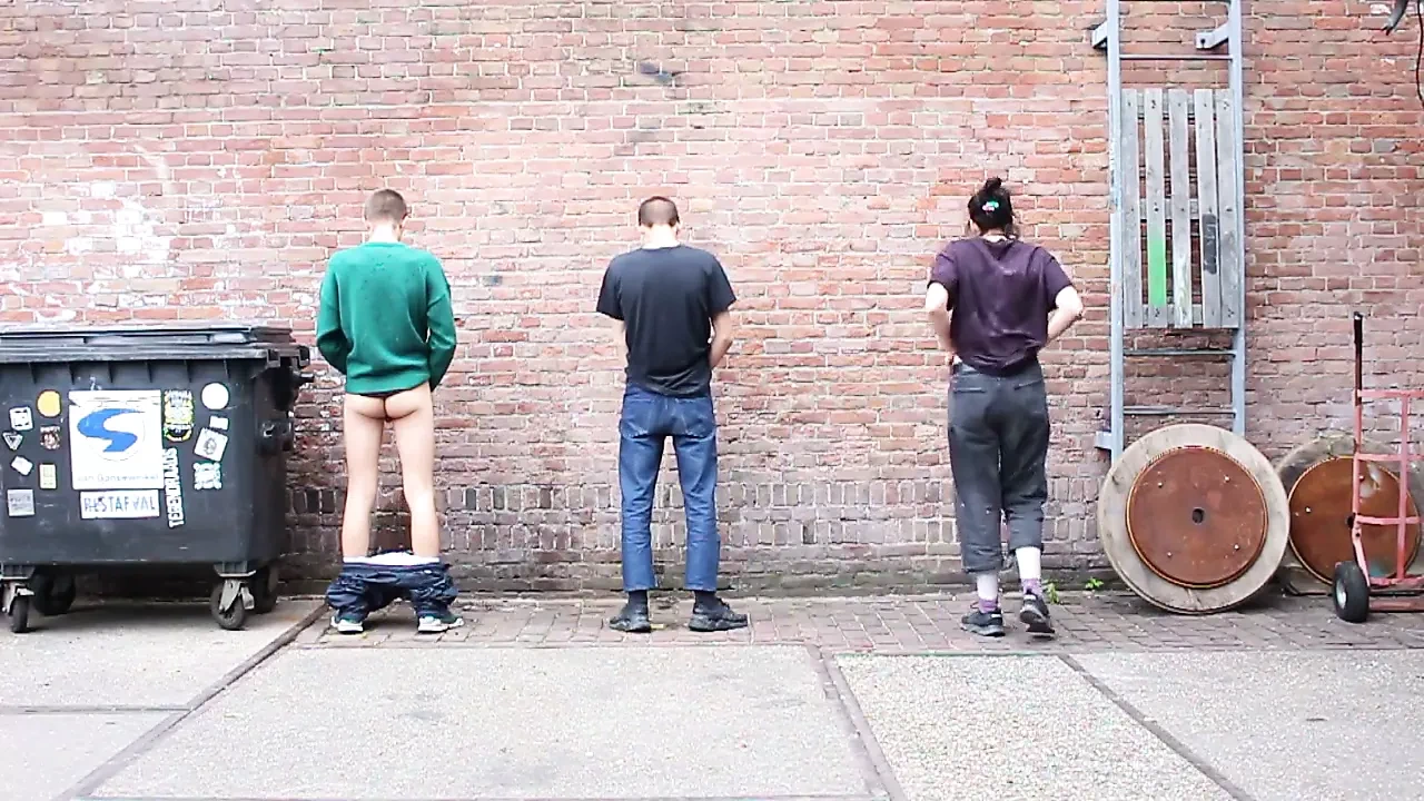 Ein Girl und 2 Typen pissen an die Wand!
