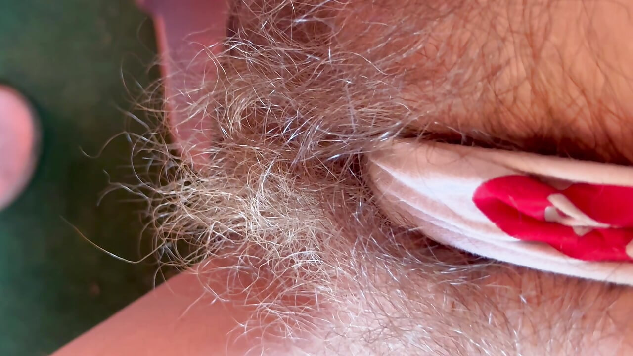 Grandi piedi e cespuglio peloso in mutandine