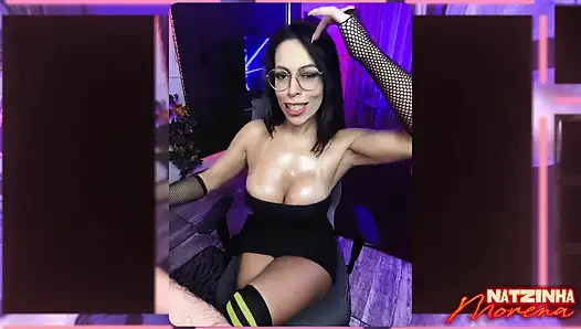 Gadis seksi dengan payudara besar yang luar biasa dan memek lapar