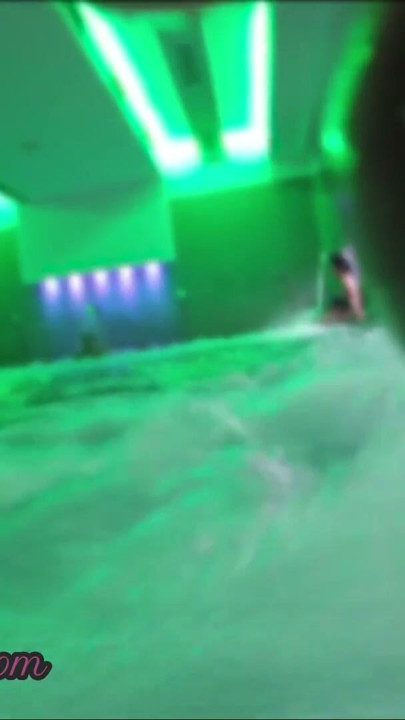 Ik trek mijn pik tevoorschijn in het bijzijn van een meisje in een openbare peiling van een spa | Clip 1