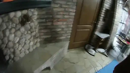 Süper kız oturma odasında güreşiyor