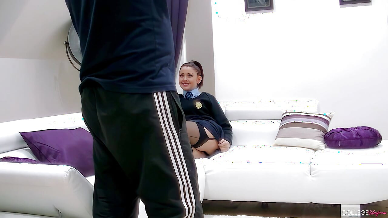 Η Bryoni-Kate στο BTS γλιστράει σε εσώρουχα κάτω από τη στολή!