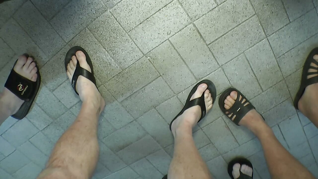 문신 가득한 윤락녀가 여러 발의 정액 세례를 받는다