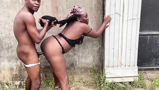 Черная женщина с захватывающей задницей знает, как ублаговать мужчину