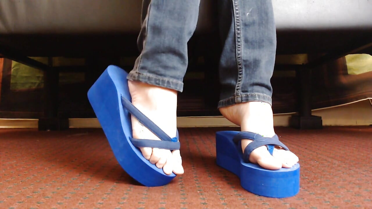 Jeu de chaussures avec des tongs de coin épaisses