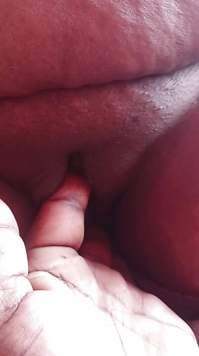 Tamil aunty molai irruthu pall eduthu pundaikul viralai vittu attum katchi
