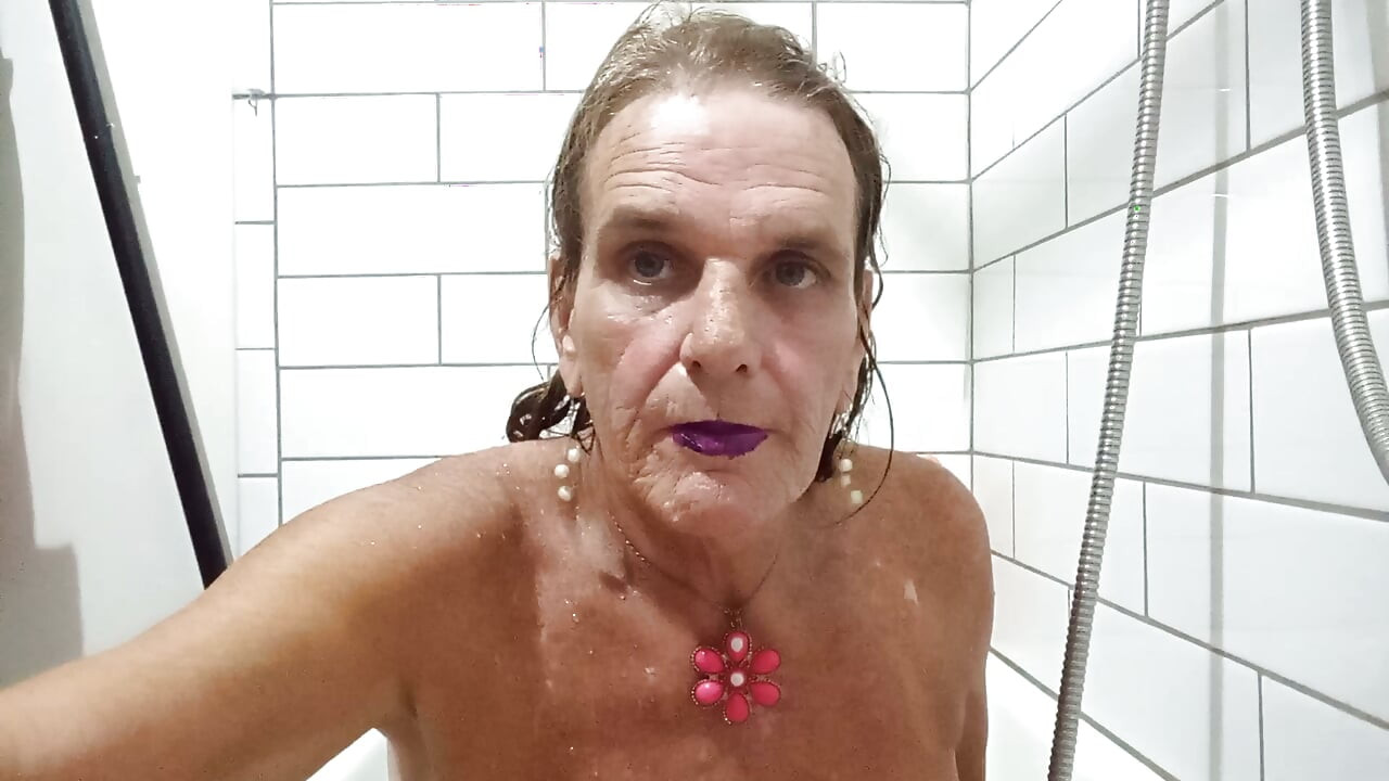 OFF   ליזי יאם ספטמבר 2026 אמבטיה אוננות