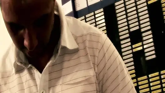 İç çamaşırlı sarışınlar sahne-3 büyük memeli sarışın kadın Roma Ryder ve Cyprus Isles ofiste grup seks yapıyor