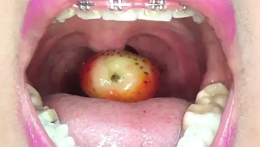 Ich habe viele riesige Erdbeeren geschluckt!!