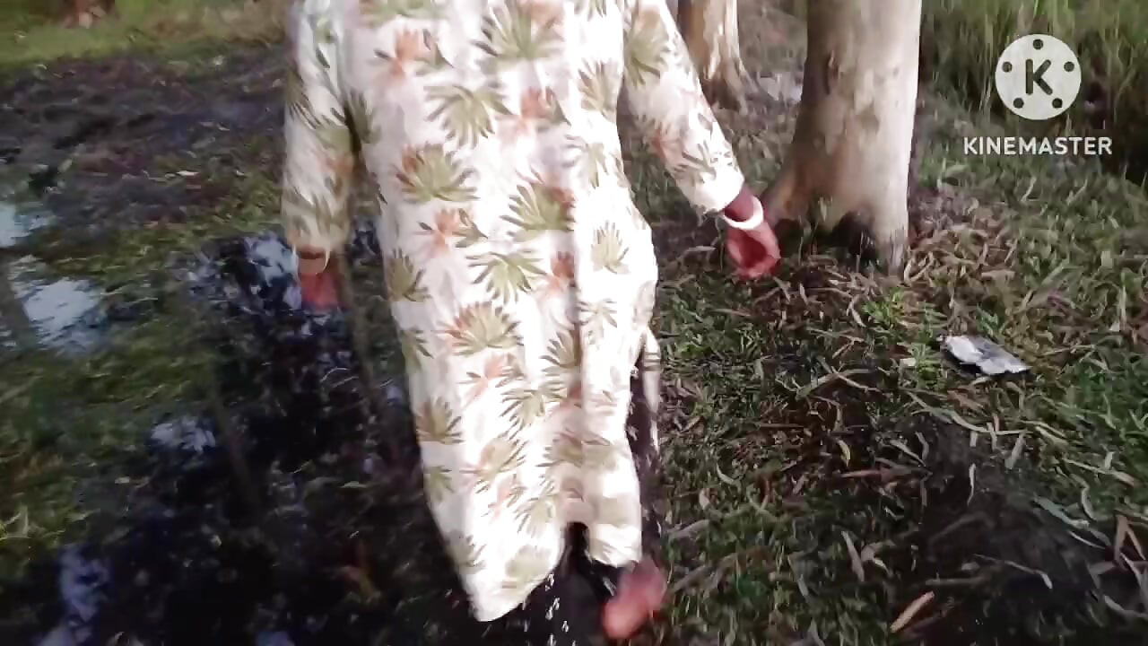 Desi gaon ki bhabhi bathroom karne gaya hai