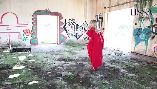 Супергерл склонили в логово злодея, теперь она должна сбежать