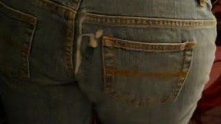 Spermashot på kvinnors uttryckliga jeans
